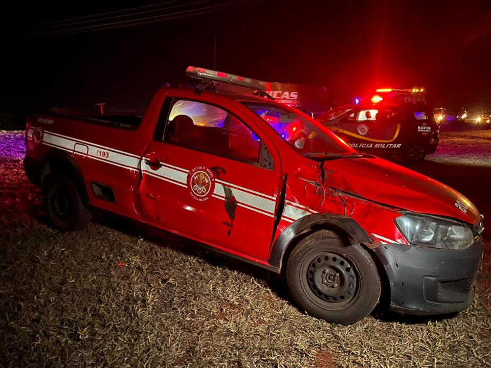 Foto 2 de 2 — Colisão entre caminhões e caminhonete do Corpo de Bombeiros deixa dois feridos em alça de acesso de Araraquara